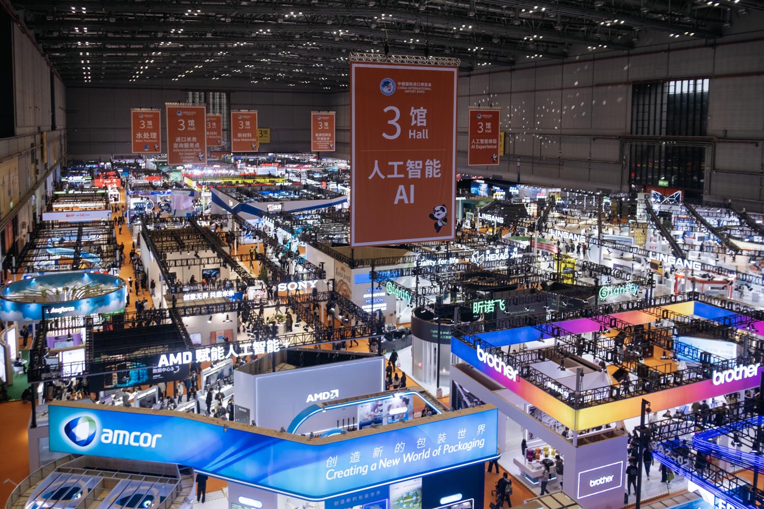 Large-scale trade exhibition hall focused on AI and manufacturing